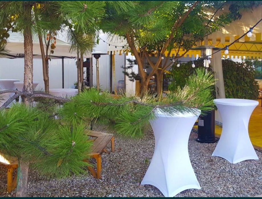 Închiriere mese cocktail înalte cu huse pentru evenimente private