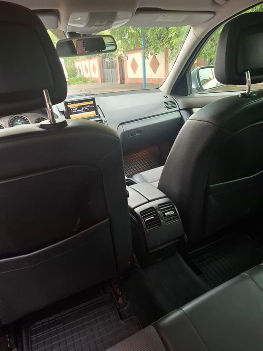 Vând Mercedes C 220