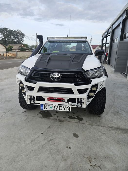 Vand Toyota Hilux 2021- accept varinate cu auto, +  - diferenta