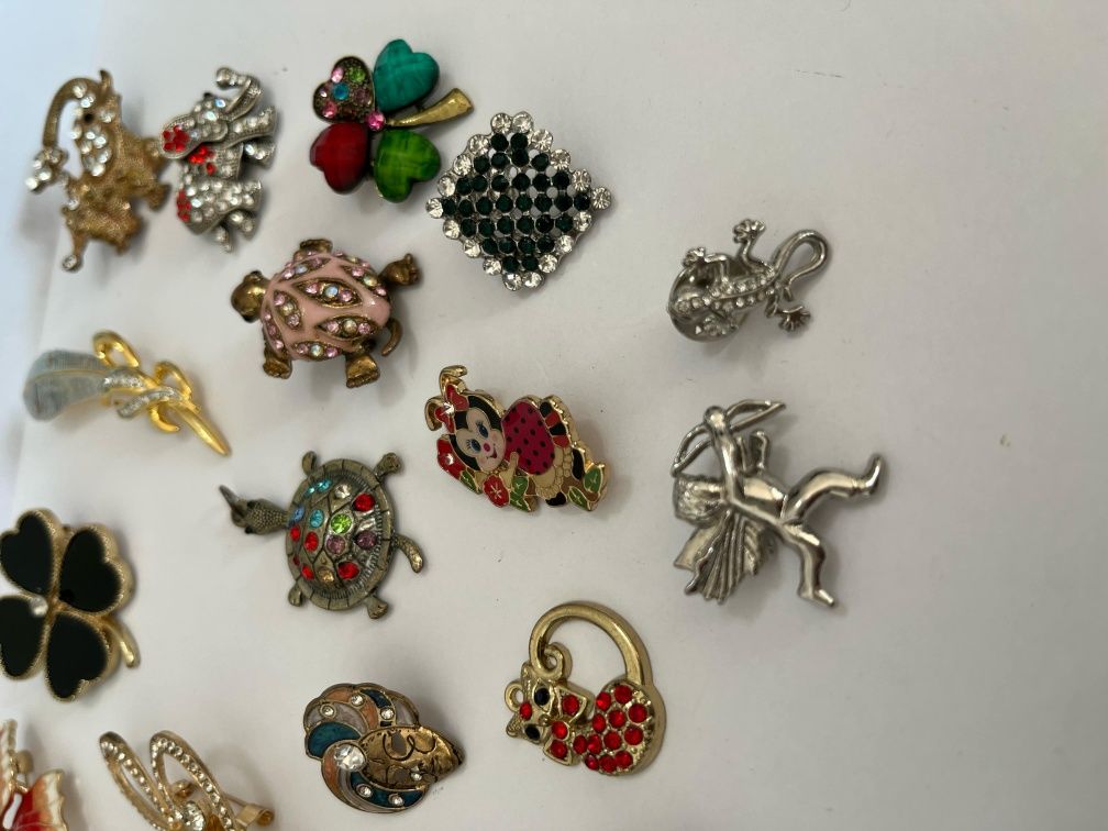 Lot bijuterii diverse 8 bratari, 20 de brose, cercei, pandative
