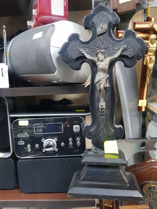 Най-различни модели кръстове купени са от Франция