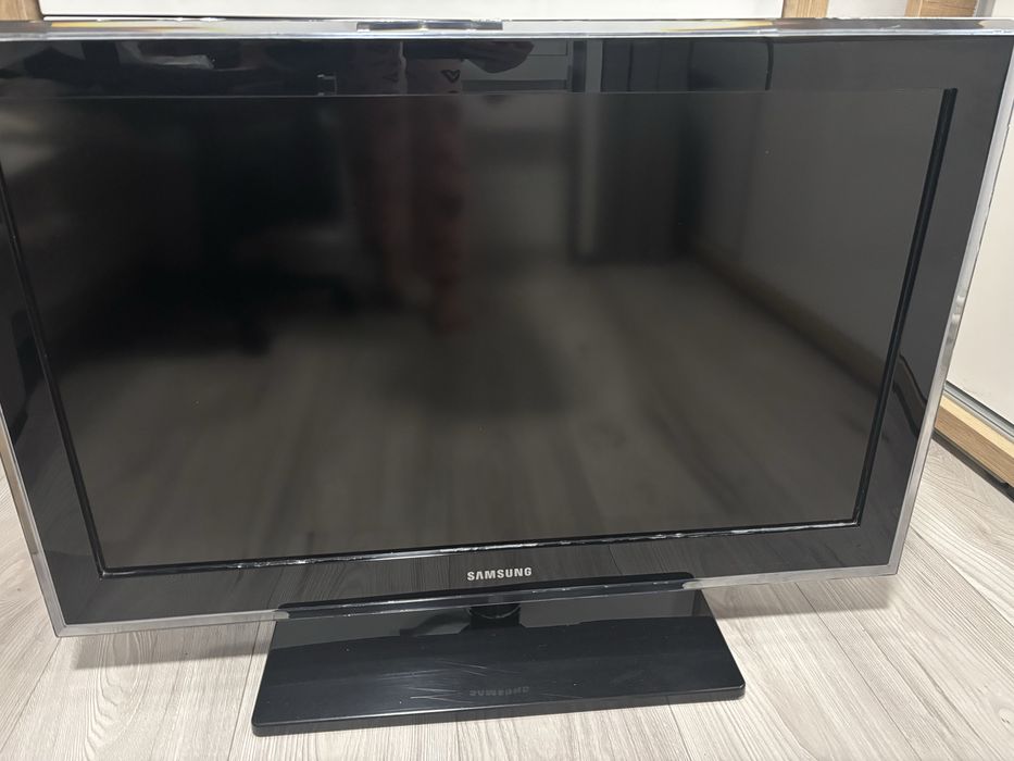 vand tv samsung pretul este de 300 de lei