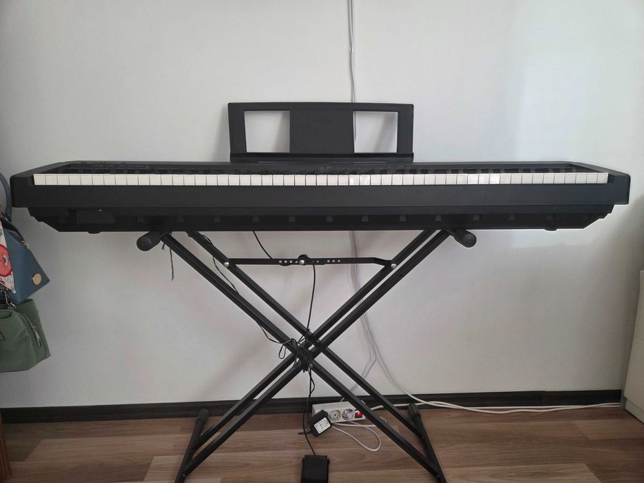 Orga 8 octave Yamaha cu stativ si pedala incluse