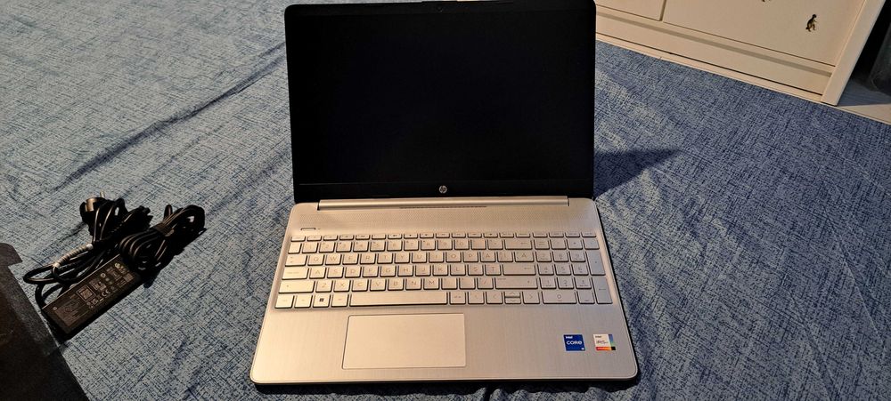 Vând laptop HP procesor i5 ssd256gb 8gb ram ddr4 monitor 15,6 Free dos
