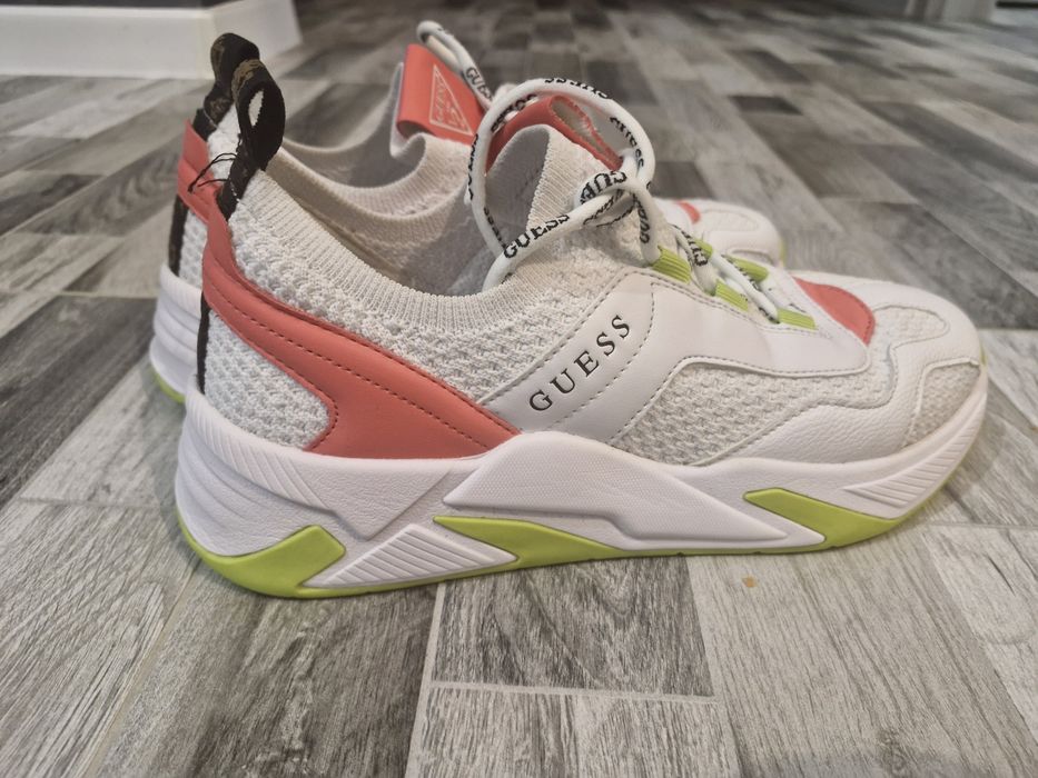 Adidasi Guess . Marime 40