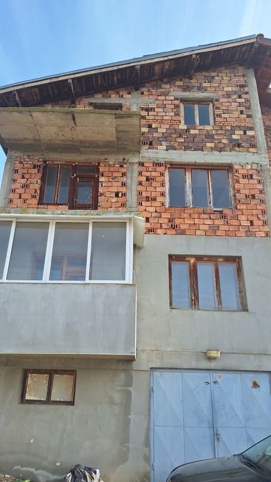 Триетажна къща с дворно място