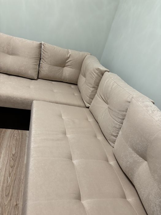 ЧИСТО НОВ диван за 4 човека + става на спалня за гости и има ракла