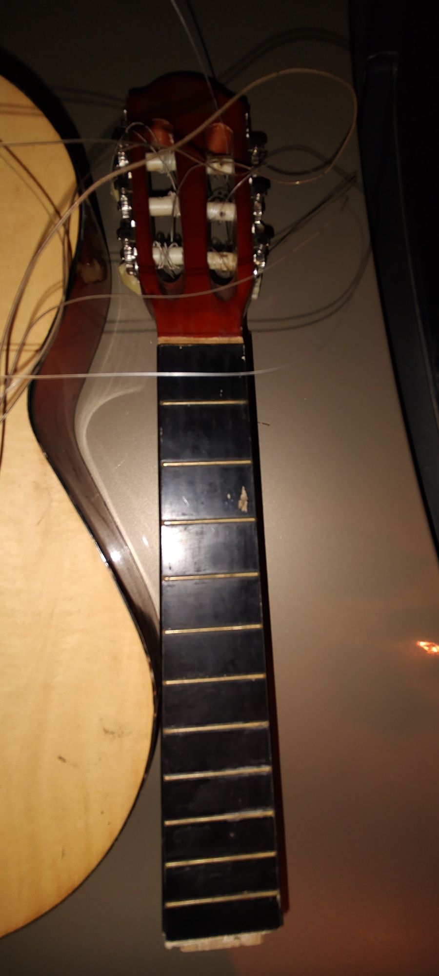 Vând chitară Delson cu corzi și grif
Marca Utok 80 cm. defec