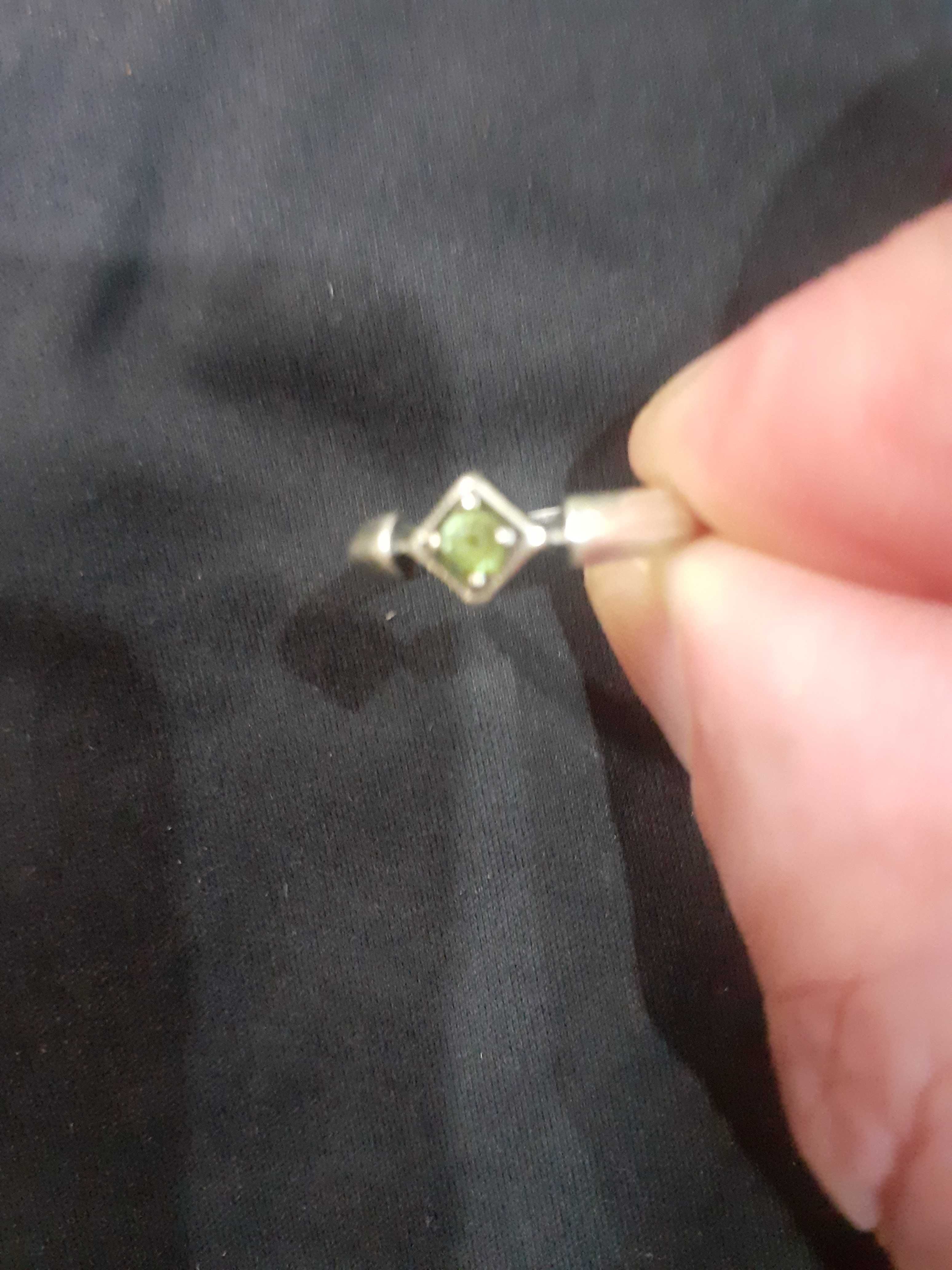 сребърен дамски пръстен със зелена камъчка италианско родирано сребро