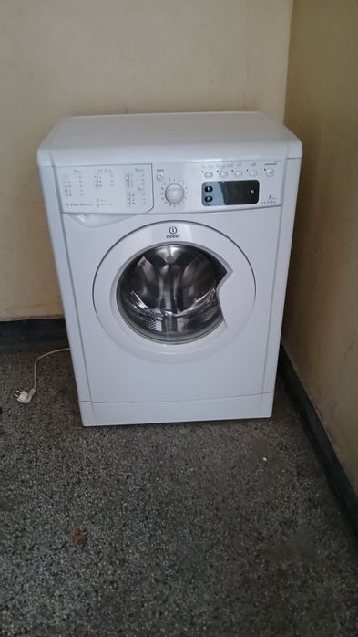 Продавам пералня INDEZID