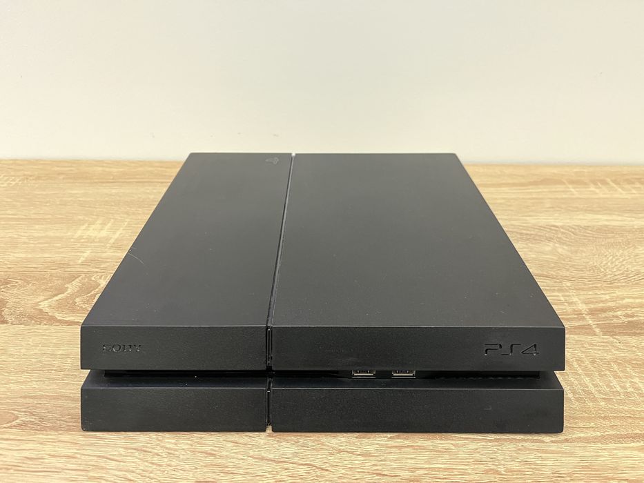 Playstation 4 cu 2 controllere si 8 jocuri