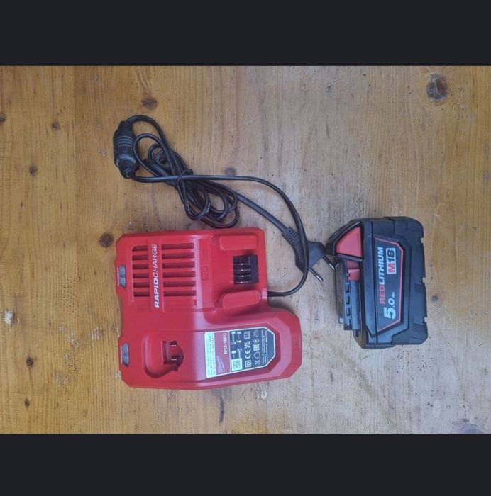Incarcator rapid milwaukee  , baterie 5 amperi aproape noi