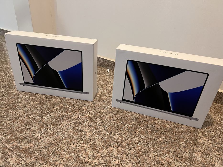 Празни кутии от MacBook