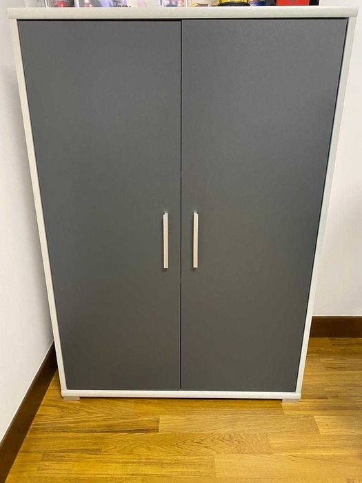 Офисная мебель, столы, стулья, кресло, шкаф