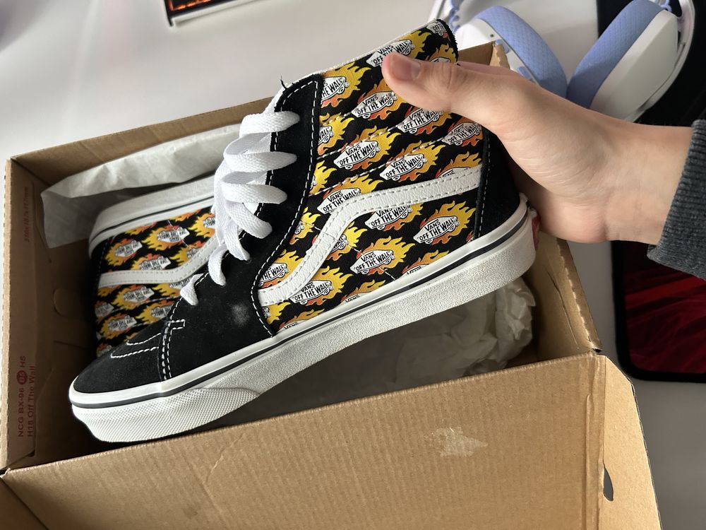 Продавам vans flame