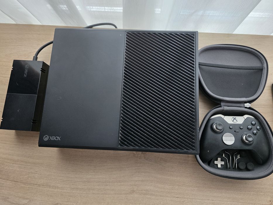 Consola Xbox One , full pachet + 10 jocuri