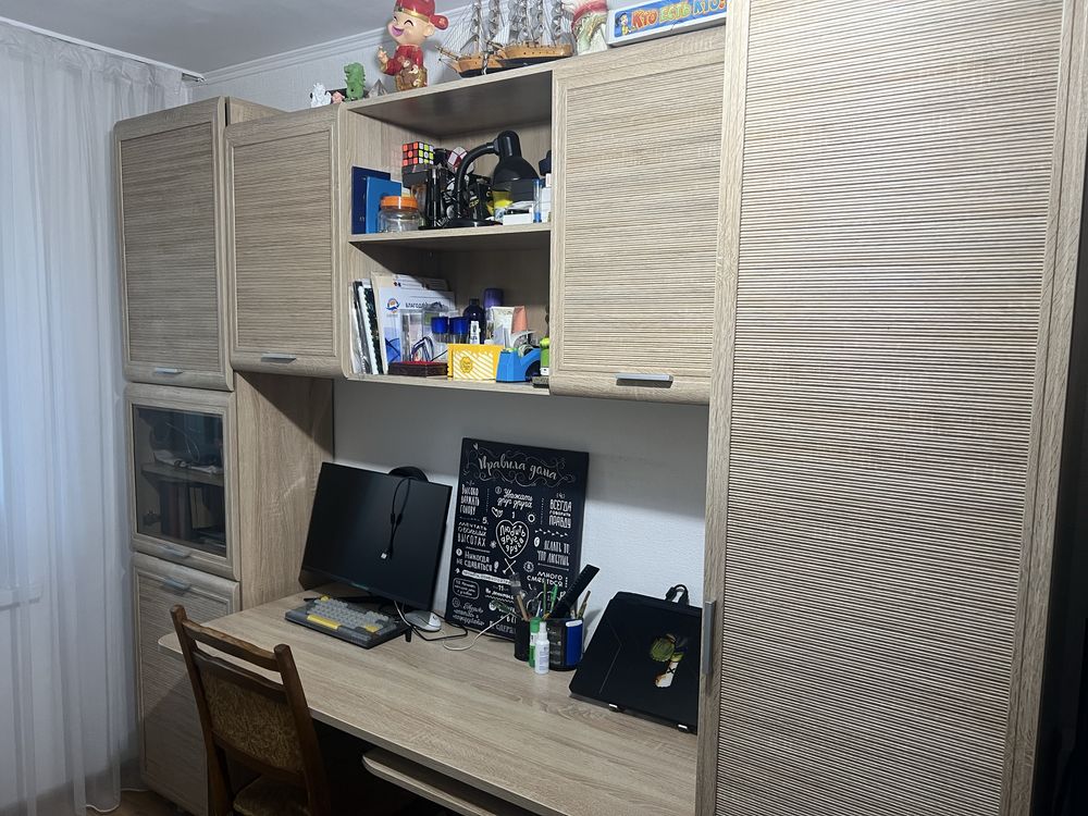 Продаю стол-шкаф