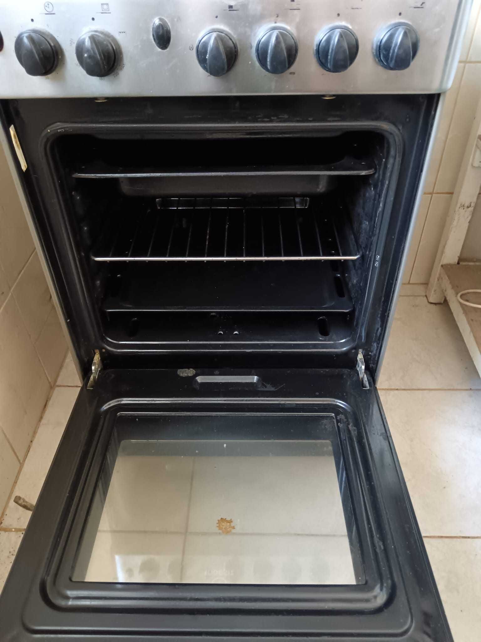 Aragaz Indesit 4 ochiuri + cuptor