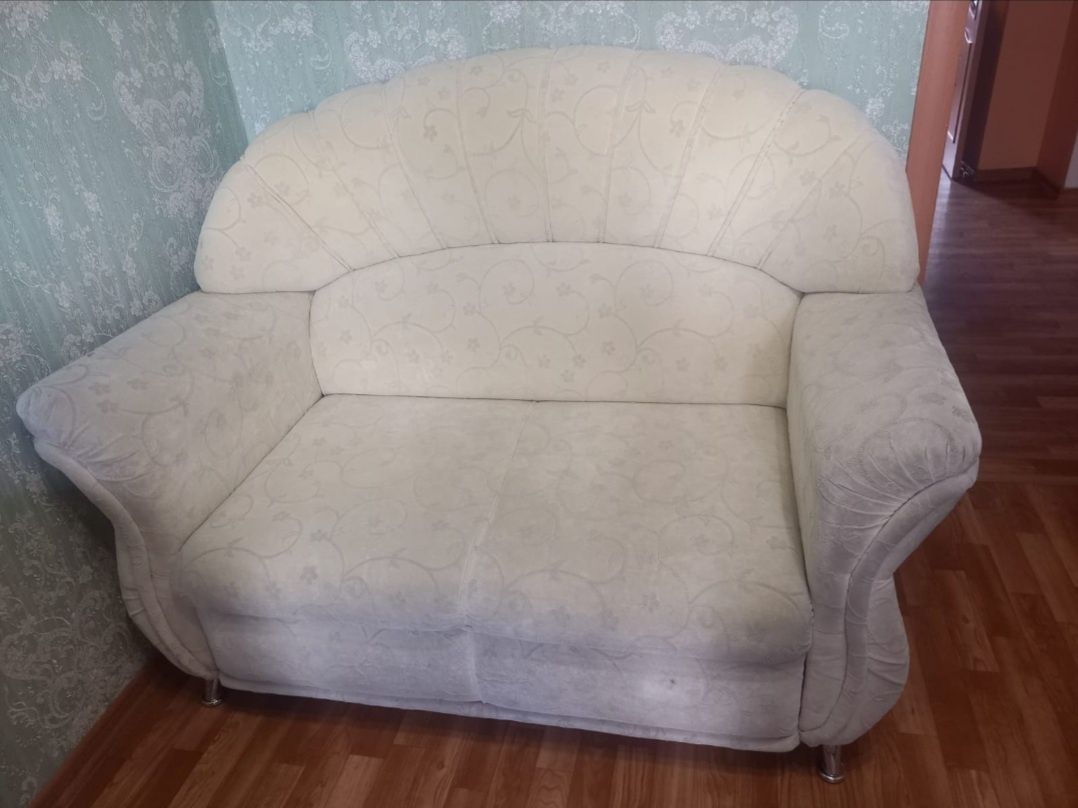Срочно продается малый диван и кресло