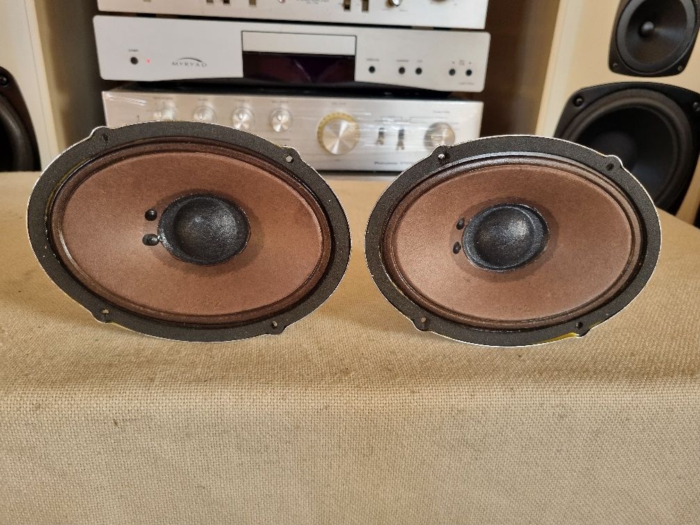 Set Difuzoare Difuzoare Medii Grundig .4 ohms, 6 watts, 17,5x12,7 cm.