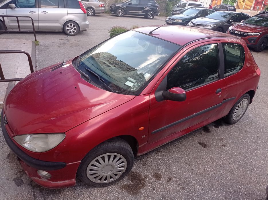 Продавам Пежо 206i,1,6,benzin, 3 врати, цвят бордо, в движение, платен