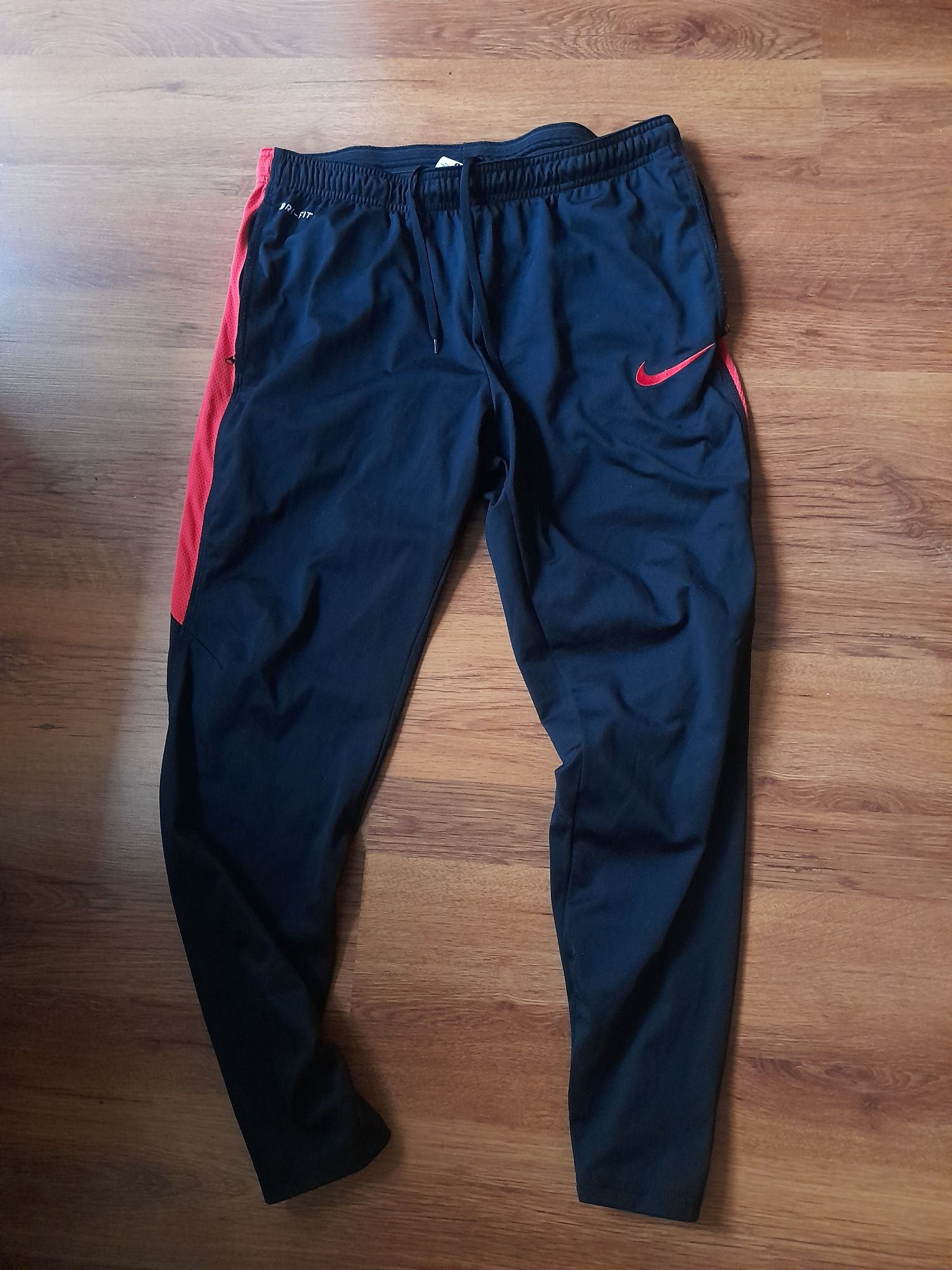Nike dri fit мъжко долнище L размер.