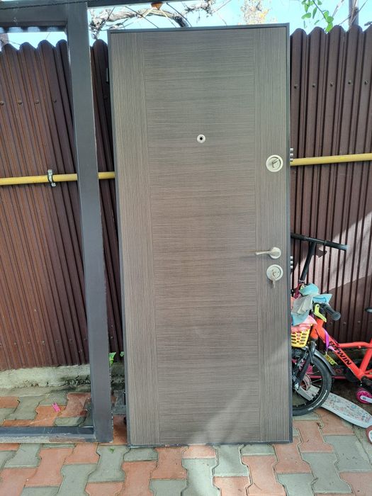Ușă intrare apartament, ușa de exterior