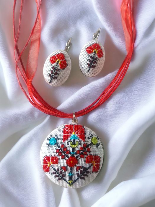 Комплект ръчно бродирани бижута - колие и обеци " Дървото на живота "