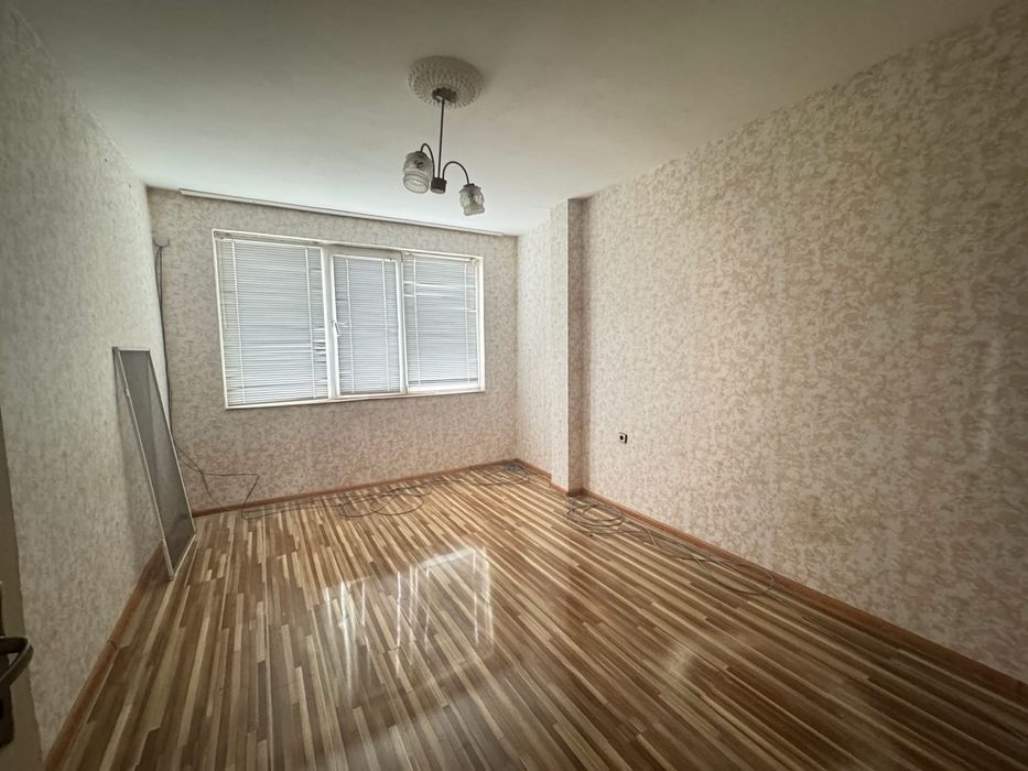 Дава се под наем Тристаен апартамент в Търговище, Център - 70 кв.м за 178.5 € - Снимка #1