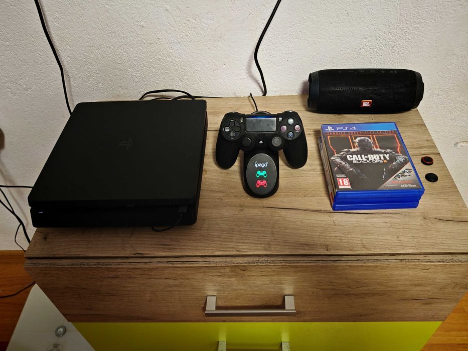 Продавам Playstation 4/PS4 slim 1TB диск