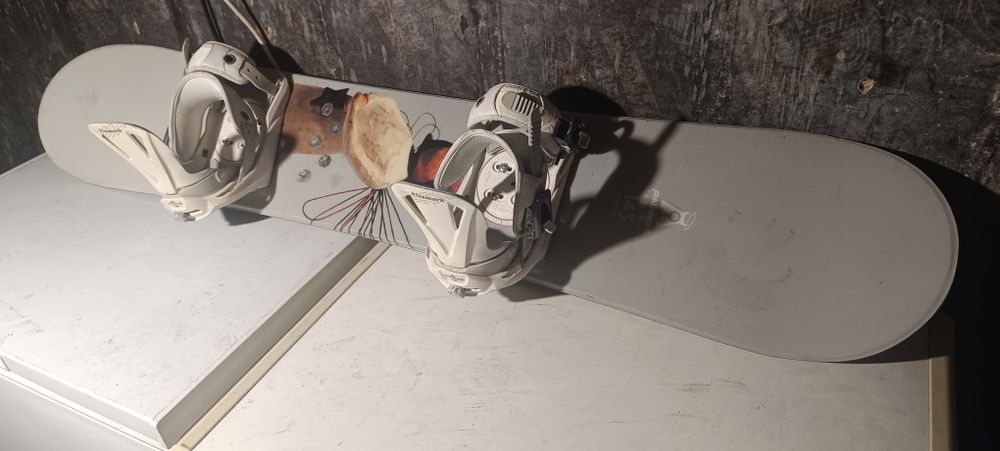 Сноуборды и ботинки , лыжи и ботинки