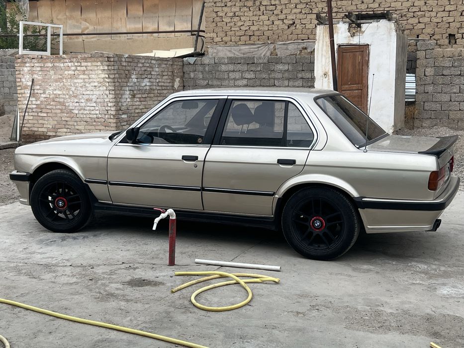 Подам BMW E30.