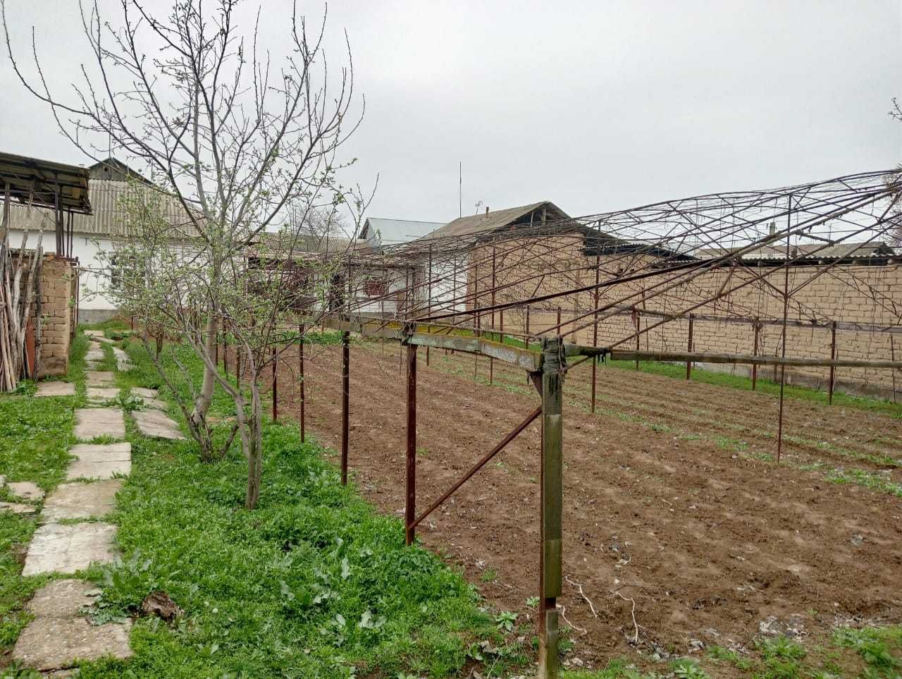 Uy sotiladi. Дом продаётся