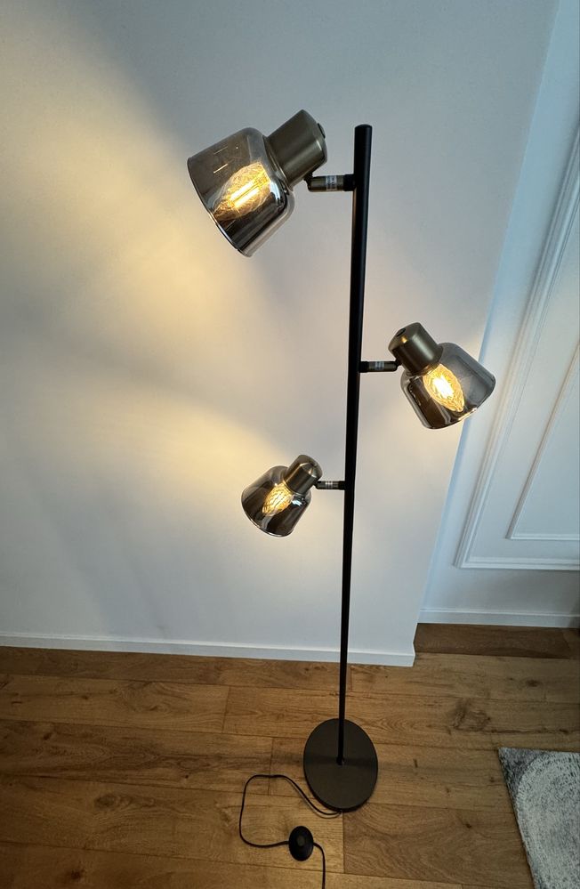 Lampa neagra de podea, cu 3 becuri