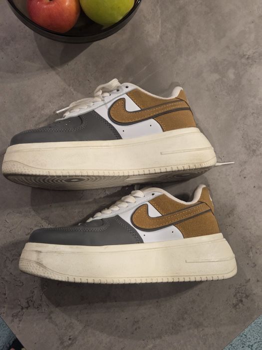 Adidasi Nike 39 gri cu crem, purtati o data, platforma