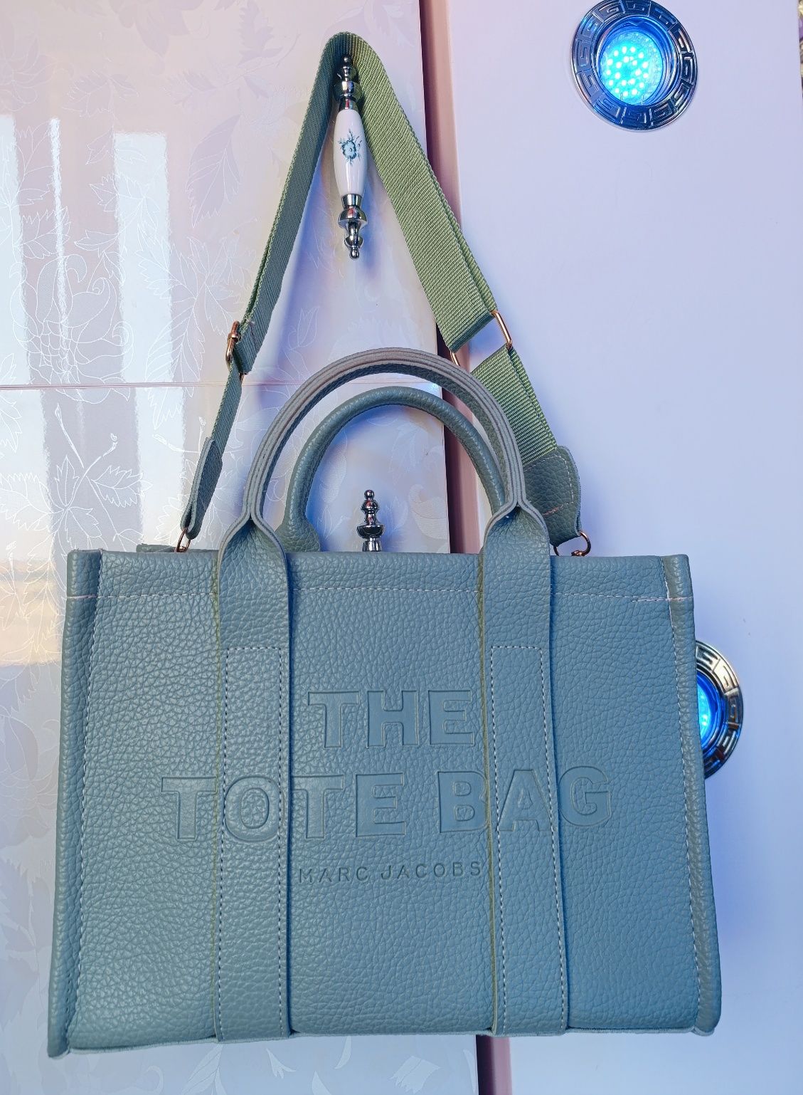 Чанта от змийска кожа Caprisa и Tote bag by Marc Jacobs