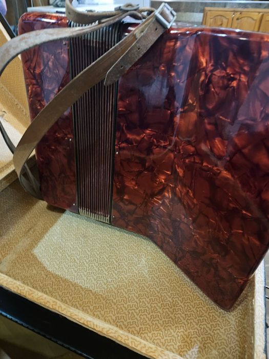 Продавам акордеон Велтмайстер