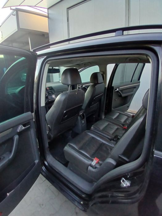 Продавам Volkswagen Touran