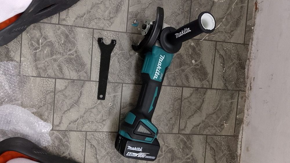 Flex cu variator Makita cu baterie de 6 A