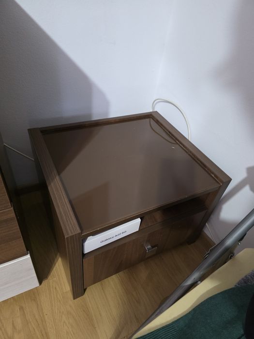 Comodă cu 4 sertare + 2 noptiere, stare bună

Vând set mobilier compus
