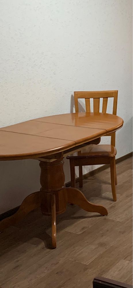 Продаю стол деревянный с резными ножками
