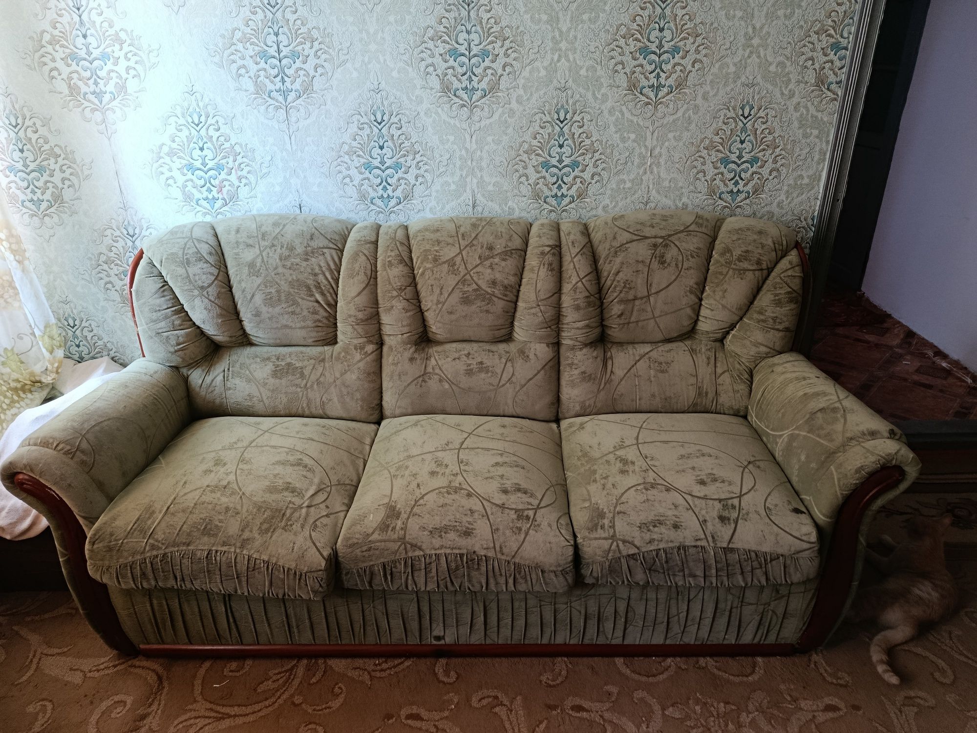 Продам диван и два кресла