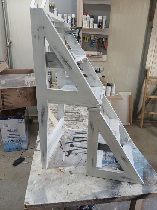 Помощник домакинството