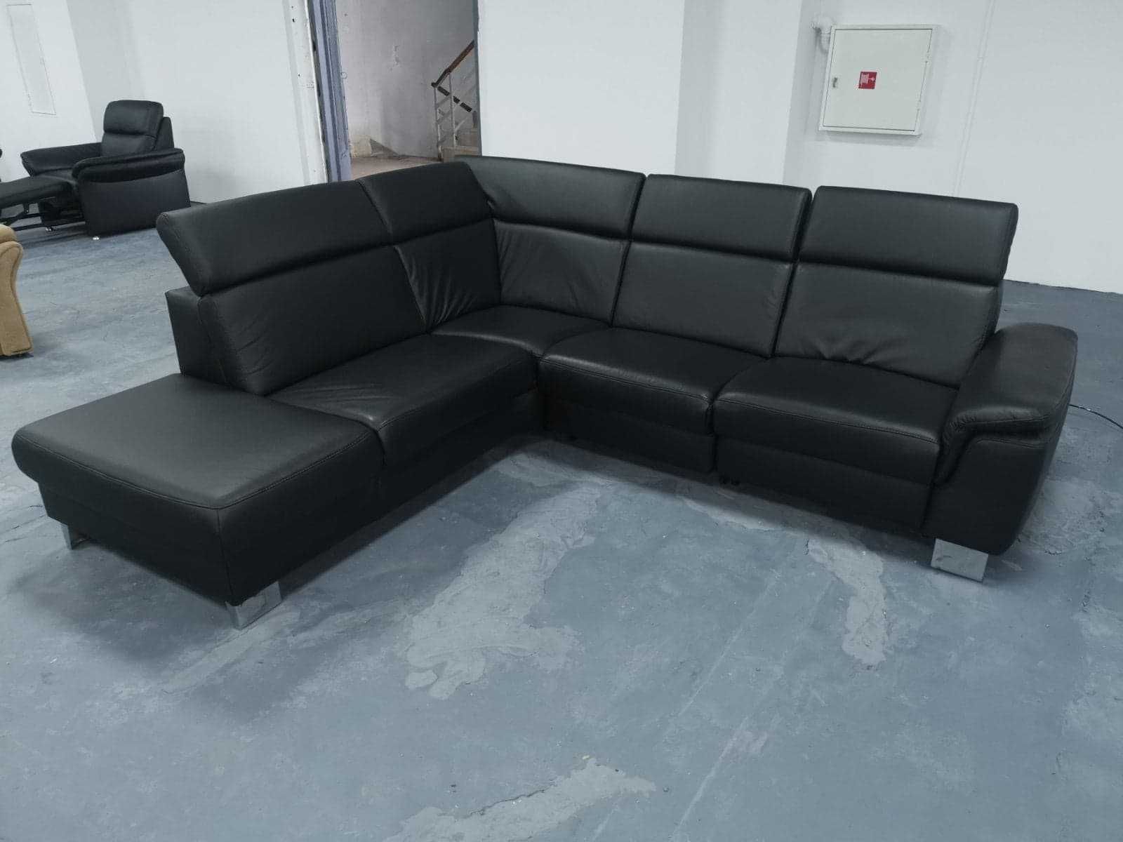 Черен кожен ъглов диван "Boreas" с релаксиращ механизъм