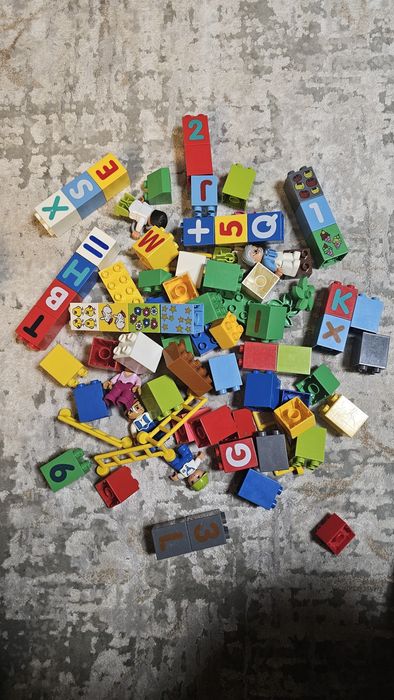 Cuburi tip lego duplo si personaje