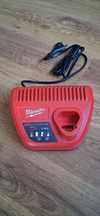 Нови Гайковерт Milwaukee M12 FUEL Батерия и Зарядно