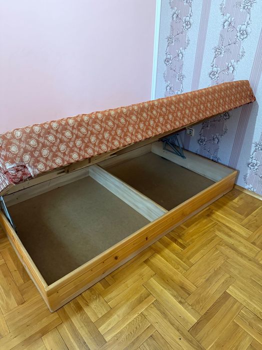 Продава се легло с матрак