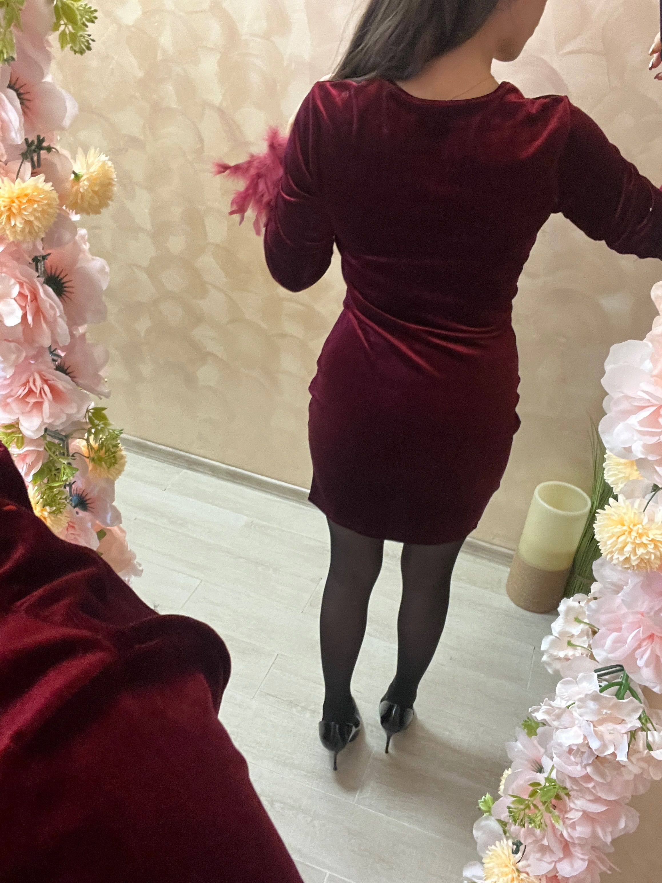 Дамска рокля от кадифе и пера в цвят бургунди