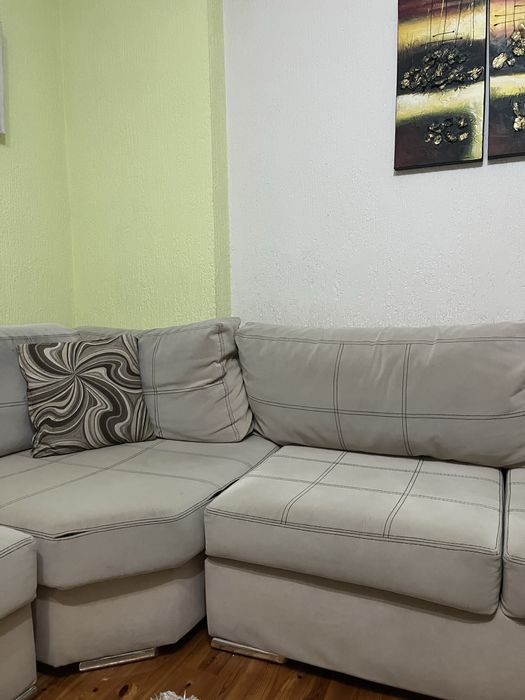 Продавам ъглов диван с 3 части + възглавниците
