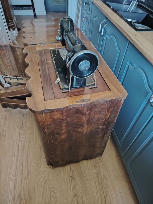 Mașină de cusut veche UNIVERSAL MANOFACTURING PATENT 63366